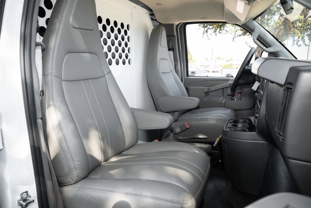 2025 Chevrolet Express Cargo WT